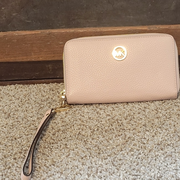 Elegant Michael Kors Beige Wristlet - Picture 1 of 8